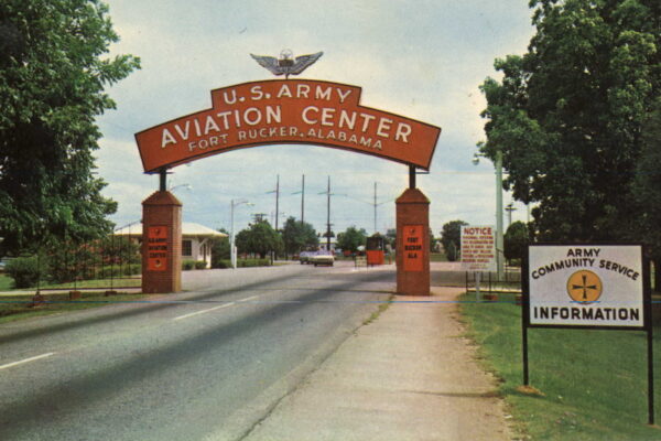 La histórica entrada del US Army Aviation Center en Fort Rucker