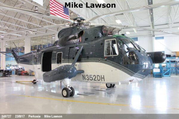 EL S-61T N352DH visto en las instalaciones de Carson en 2017 (Mike Lawson)