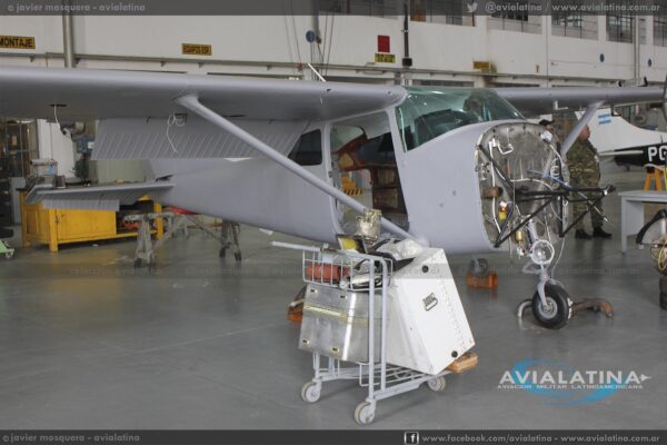 El PG-364, historico "Cessna" de dotación del ARMACUAR, en plena modernización. (Javier Mosquera)