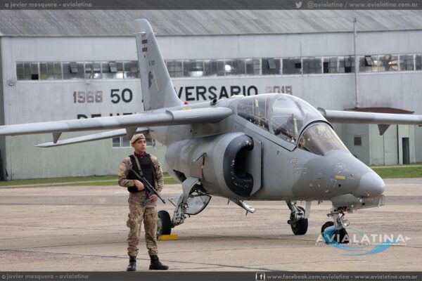 El segundo IA-63 Pampa III desplegado para recibir al TC-60. (Javier Mosquera)